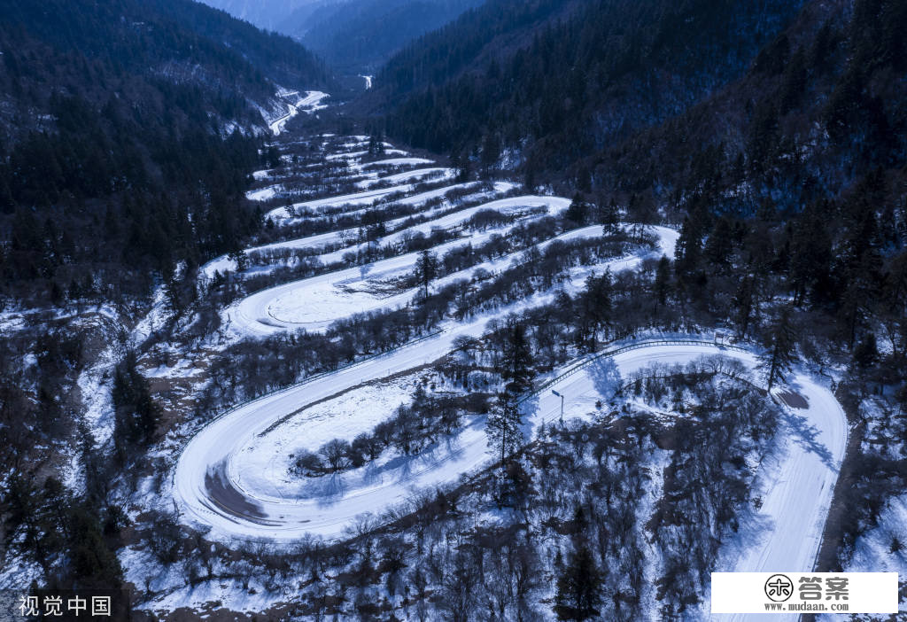 四川九寨沟28道拐盘山公路雪后成银色丝带