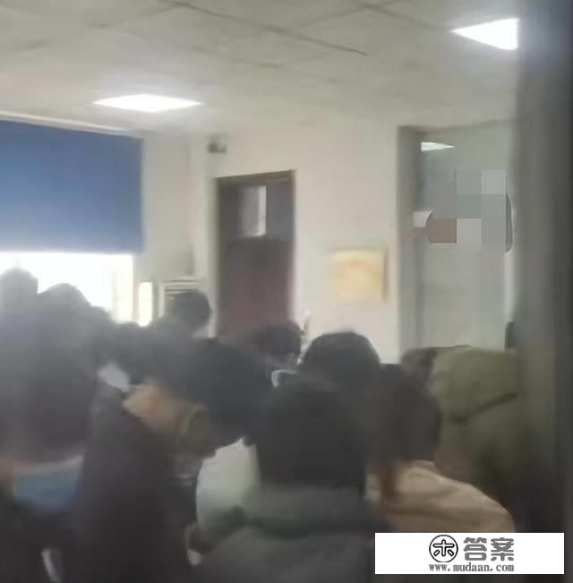 民政局辟谣“离婚步队排到门外”：该视频系偷梁换柱，列队人员均为打点成婚注销的群寡