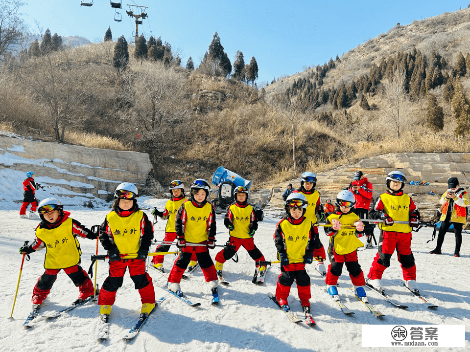 小萌娃滑雪，认实又心爱