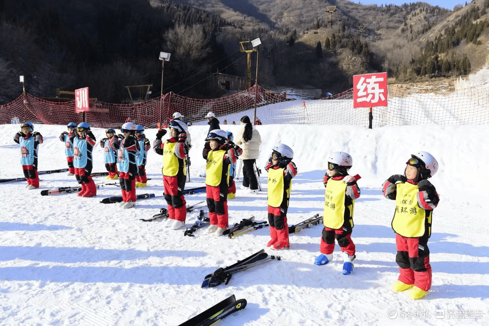 小萌娃滑雪，认实又心爱