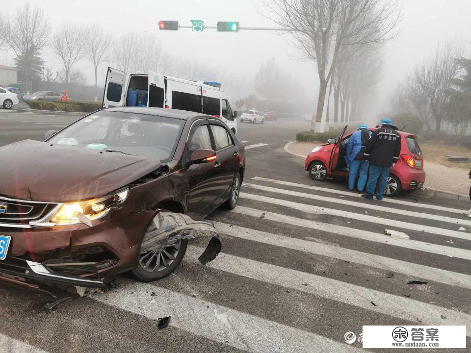 谍报站|济宁市联华路与泰山路路口两车相碰，雾天出行留意平安！