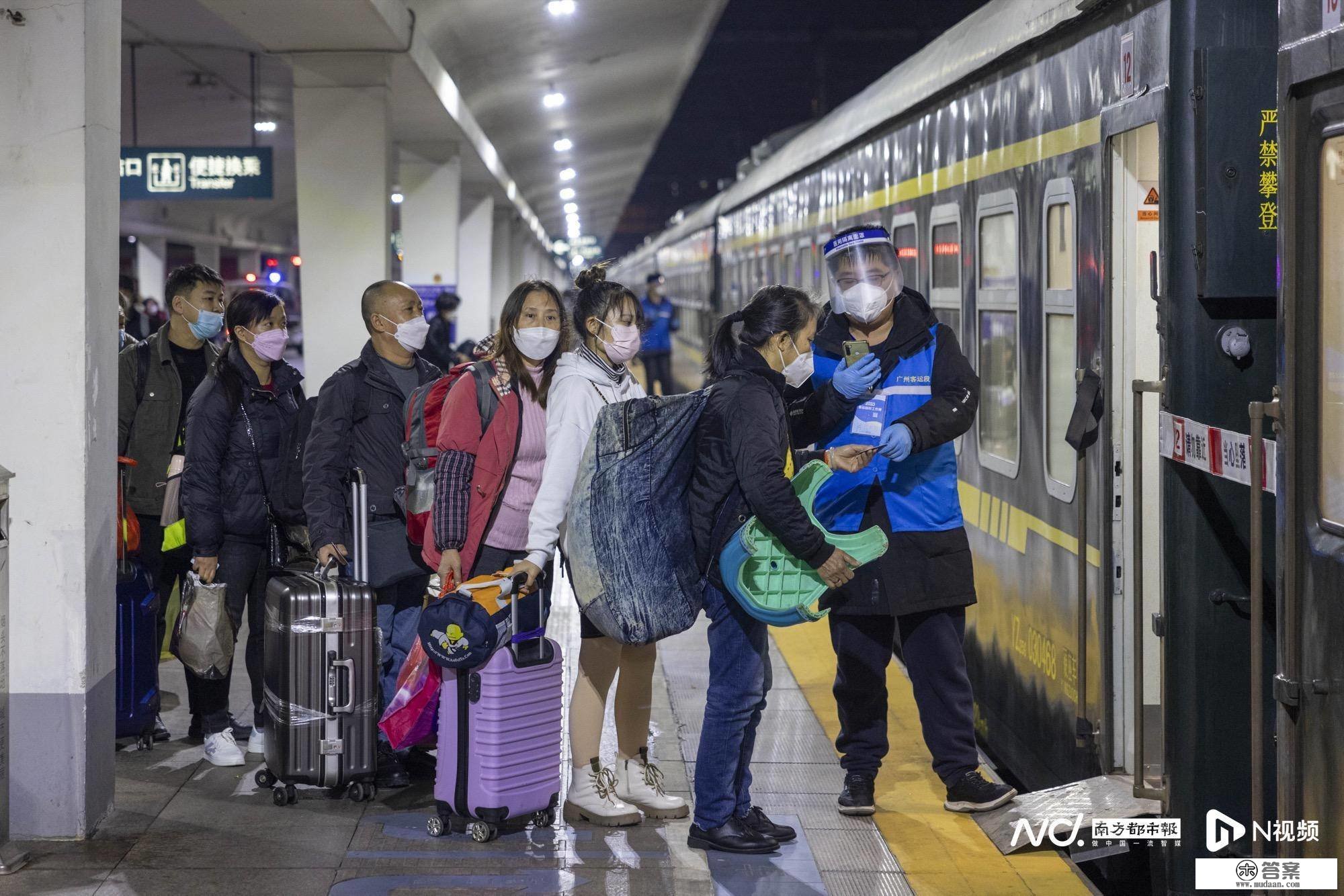 曲击广州春运首日：候车室再现人潮涌动，旅客带对联返乡过年