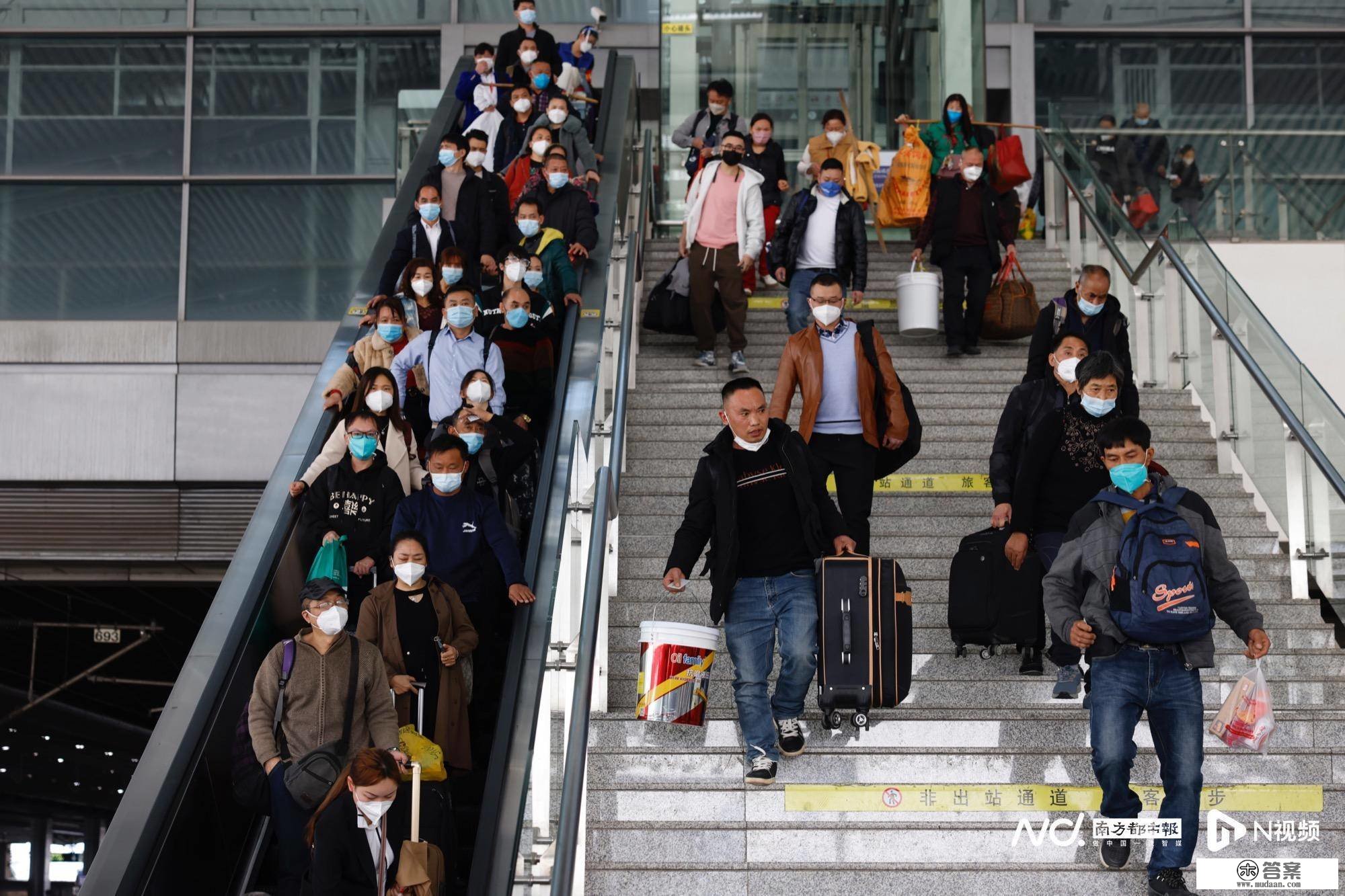 曲击广州春运首日：候车室再现人潮涌动，旅客带对联返乡过年