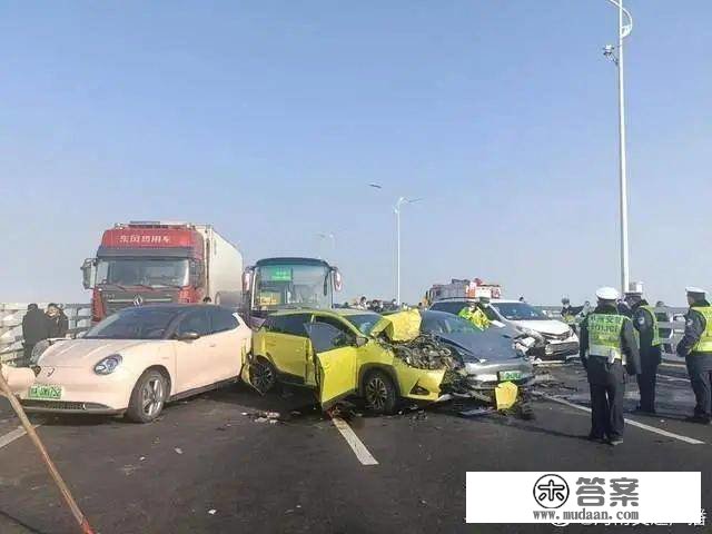 河南郑新黄河大桥突发团雾，路面结冰形成多车相碰，致1人灭亡