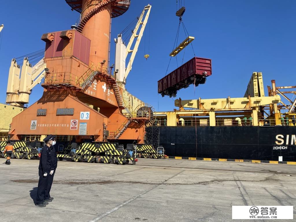 中巴经济走廊重点物资项目首批70台国产铁路车辆从天津港驶出