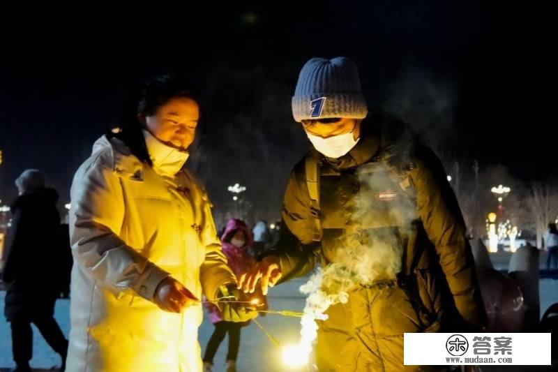 烟花耀小城 大漠幸福年