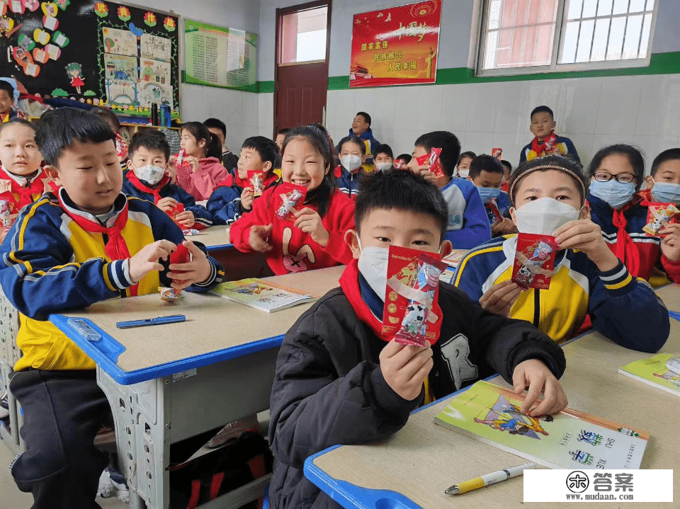 现金、钢笔、簿本、试卷……开学第一天小学生喜得红包