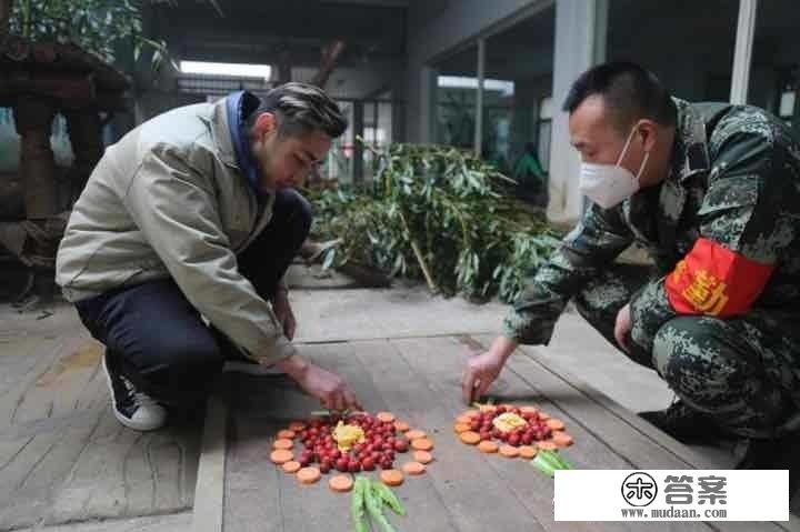 大岁首年月一，济南动物园萌宠高兴吃“大餐”