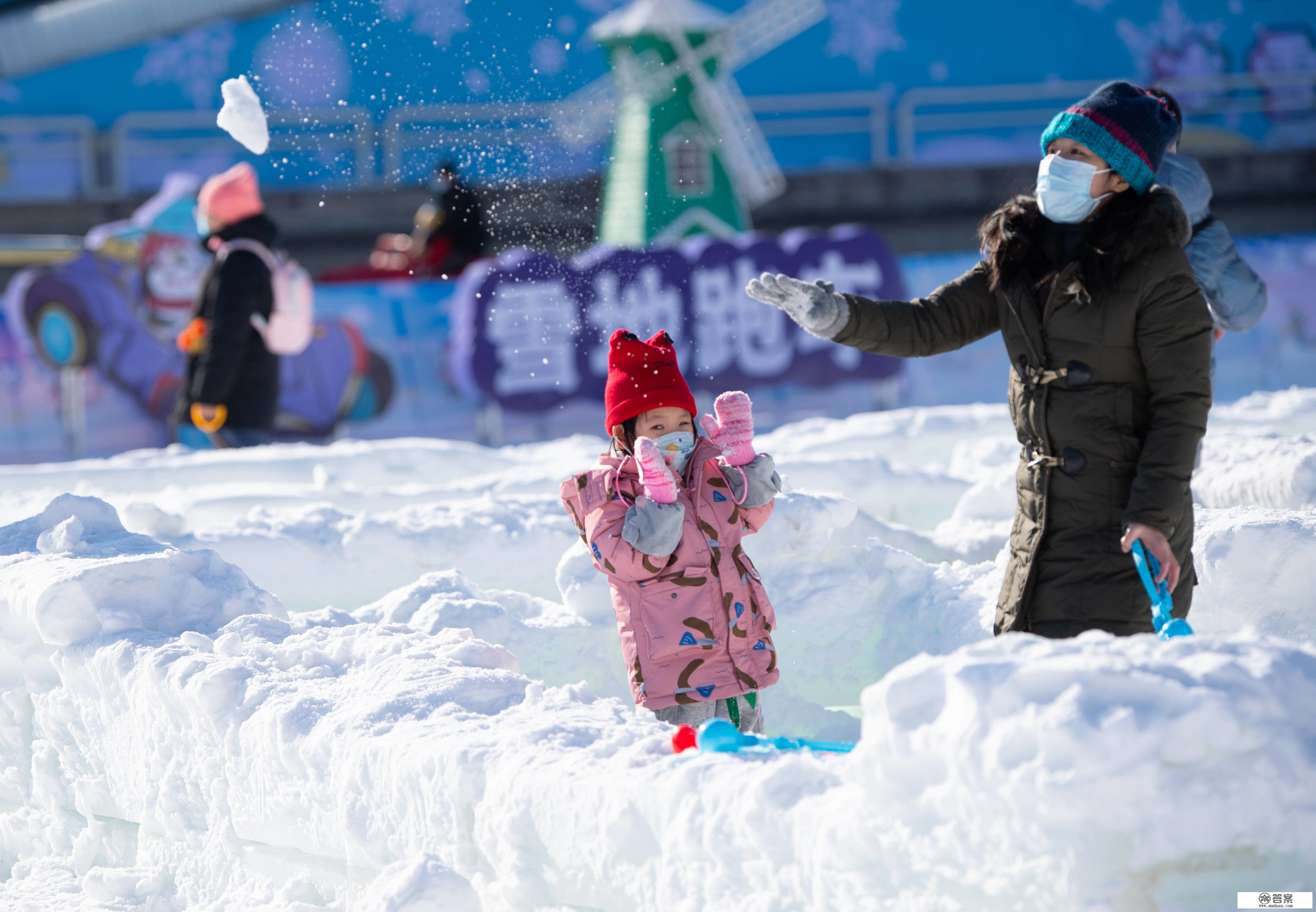 乐享元旦假期 北京20余家公园开启冰雪季活动