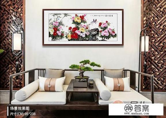 电视背景墙压亮条怎样好看？电视背景墙挂什么画好，哪些挂画有利于家居风水？