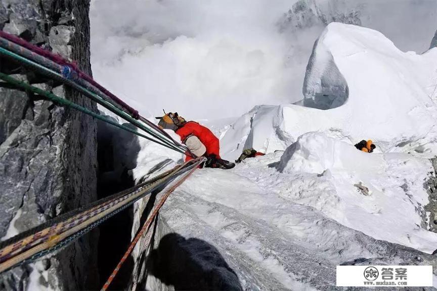 珠穆朗玛峰这么难登，人从飞机上不可以直接降落珠峰山顶吗