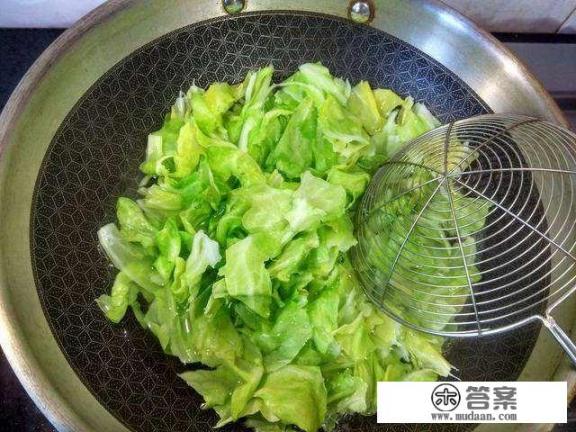 每天早晨吃水焯圆白菜有副作用吗