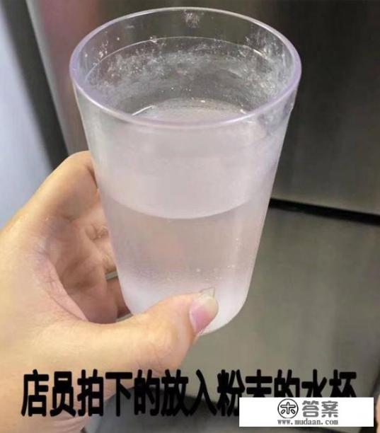 妙龄女子水杯遭熟人“下药”，店员上演教科书式营救，怎么回事