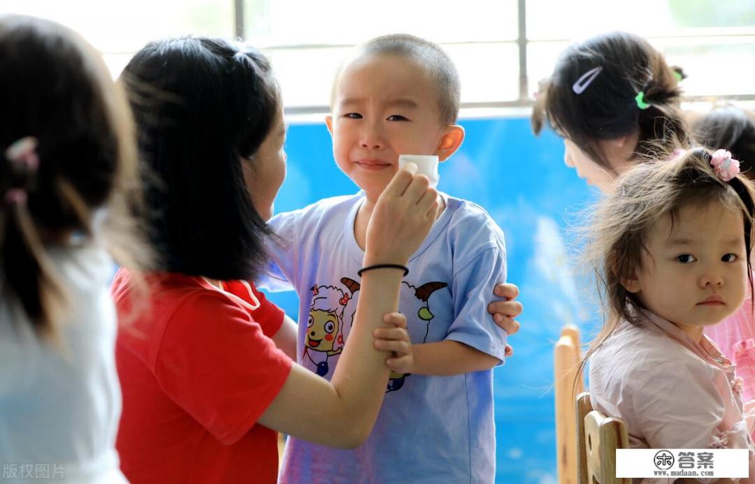 幼儿园的老师不给小班的孩子擦屁股，怎么办