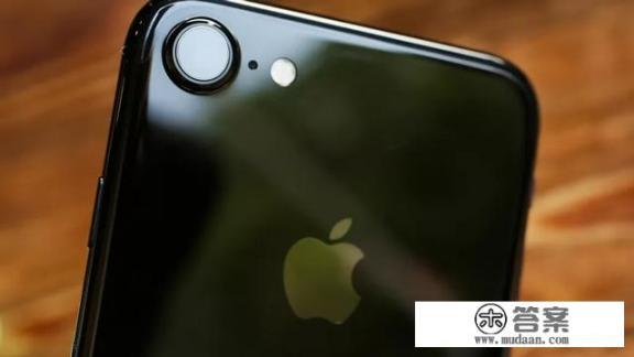 Iphone 7清仓售卖，价格依旧高达2820元，还有人会买吗_苹果7二手128g多少钱