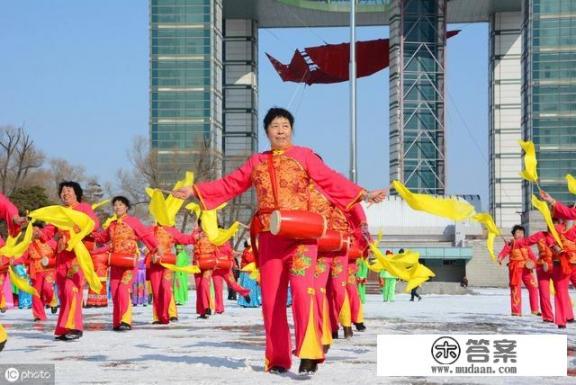 想知道经常一起跳广场舞的男女会日久生情么_跳广场舞的越来越多，请问广场舞的组织者有没有收入？多少收入