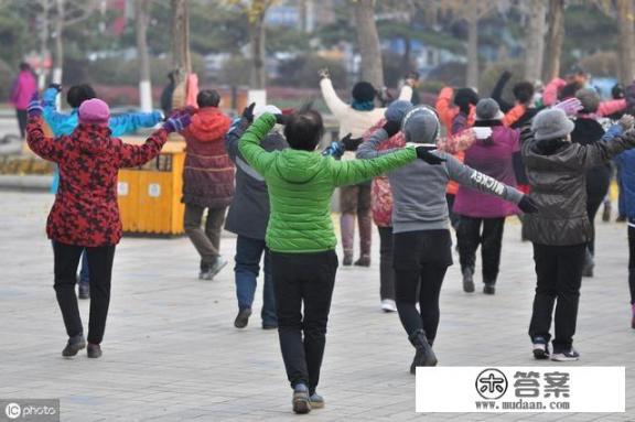 想知道经常一起跳广场舞的男女会日久生情么_跳广场舞的越来越多，请问广场舞的组织者有没有收入？多少收入