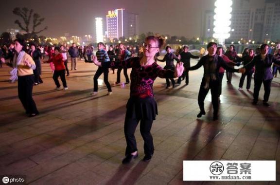 想知道经常一起跳广场舞的男女会日久生情么_跳广场舞的越来越多，请问广场舞的组织者有没有收入？多少收入