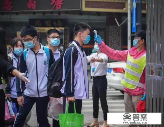 不管怎样，妈妈都是孩子坚强的后盾_湖北鄂州一学生复学核酸检测阳性，他未接触过病人怎么染上的呢