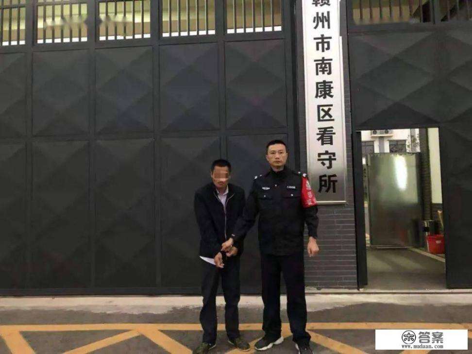 江西赣州两男子当街向年轻女孩泼尿被刑拘，如何看待