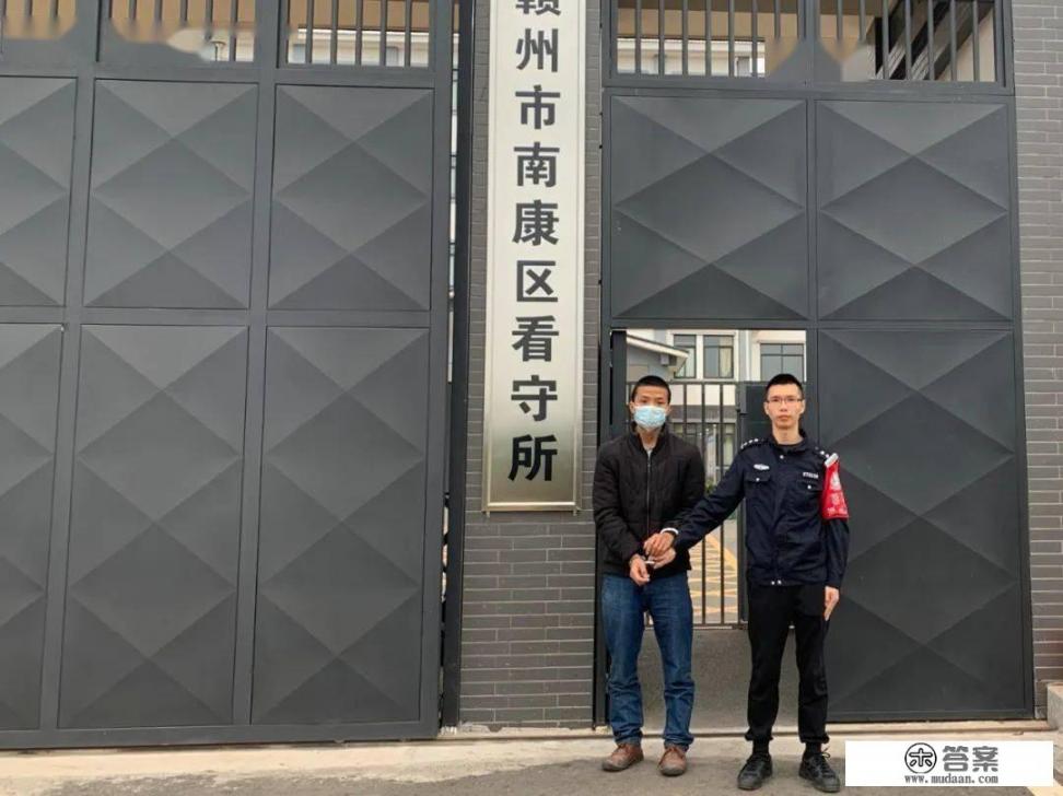 江西赣州两男子当街向年轻女孩泼尿被刑拘，如何看待