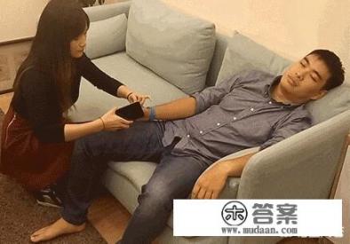 女人老是偷着翻看男人手机合适吗