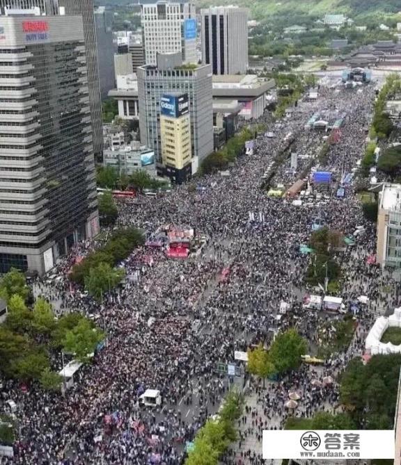 几十万民众游行示威，韩国总统文在寅面临巨大压力，会不会让曹国辞职