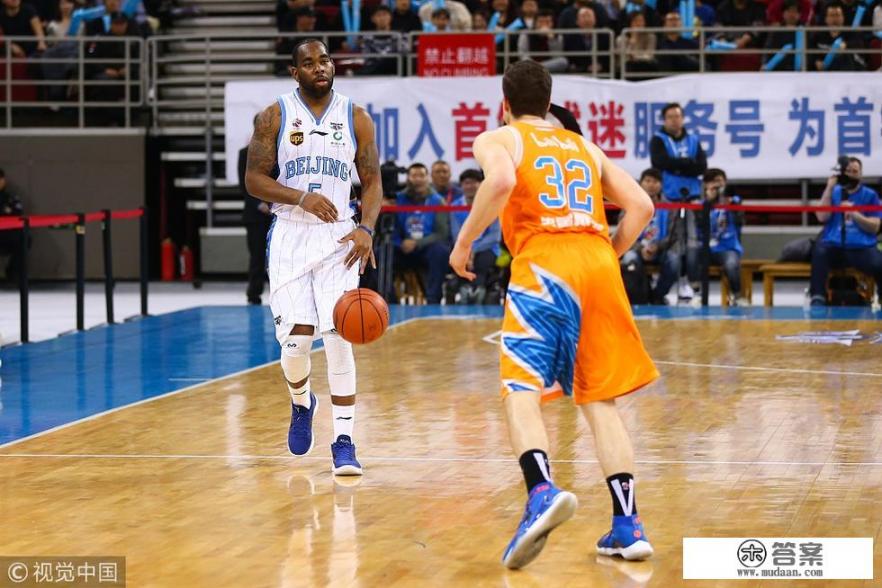 曾经被火箭球迷称作“索大腿”，索顿从NBA来到CBA之后怎么不会打球了