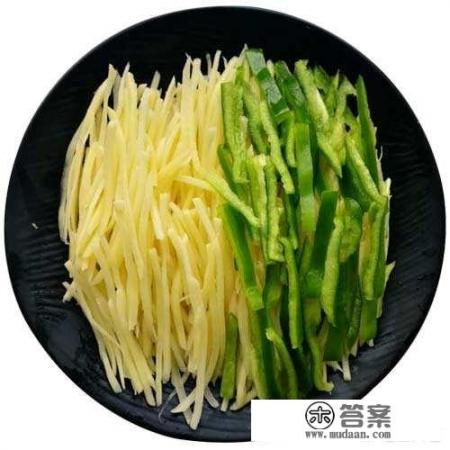 如何制作口感鲜嫩的青椒土豆丝？