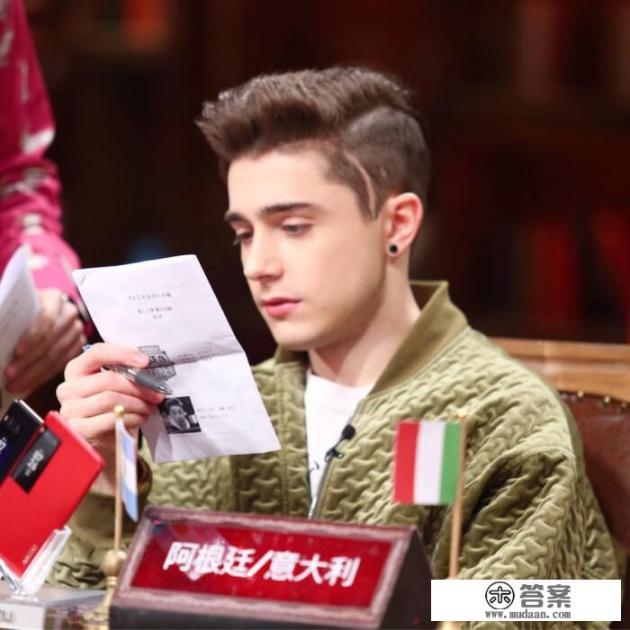 主角叫张潇的娱乐小说？