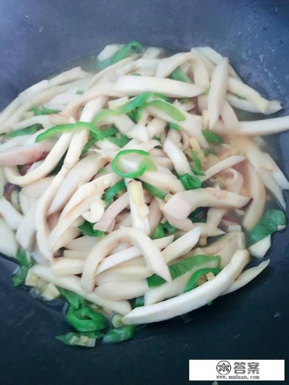 鸡腿菇炒土豆条怎么做？