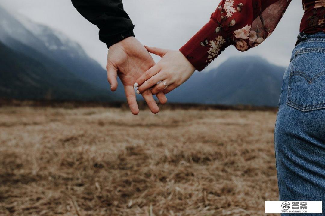 女儿死心塌地地喜欢上一个家境不好的男孩,为了结婚与我冷战,我该怎么办? 女儿死心塌地地喜欢上一个家境不好的男孩,为了结婚与我冷战,我该怎么办?