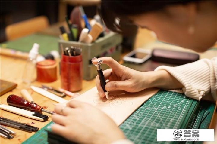 偶然看到一篇手工皮具的帖子，非常感兴趣，又不知道如何入手，需要准备哪些东西，这些东西在哪里可以买到？