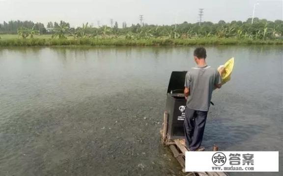 喝矿泉水时嘴沾瓶口后瓶口会有腥气闻、怎么回事?