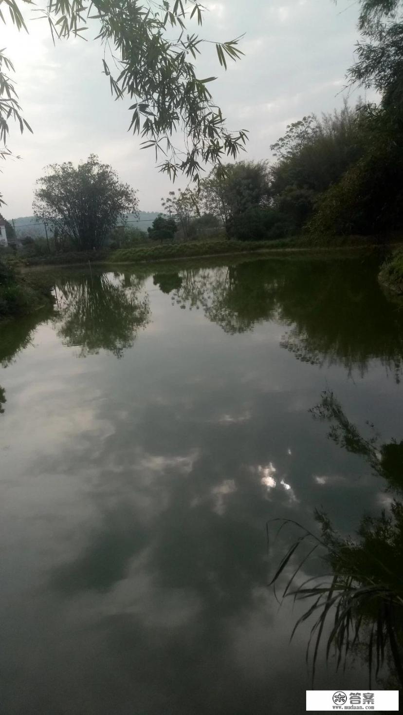 喝矿泉水时嘴沾瓶口后瓶口会有腥气闻、怎么回事？