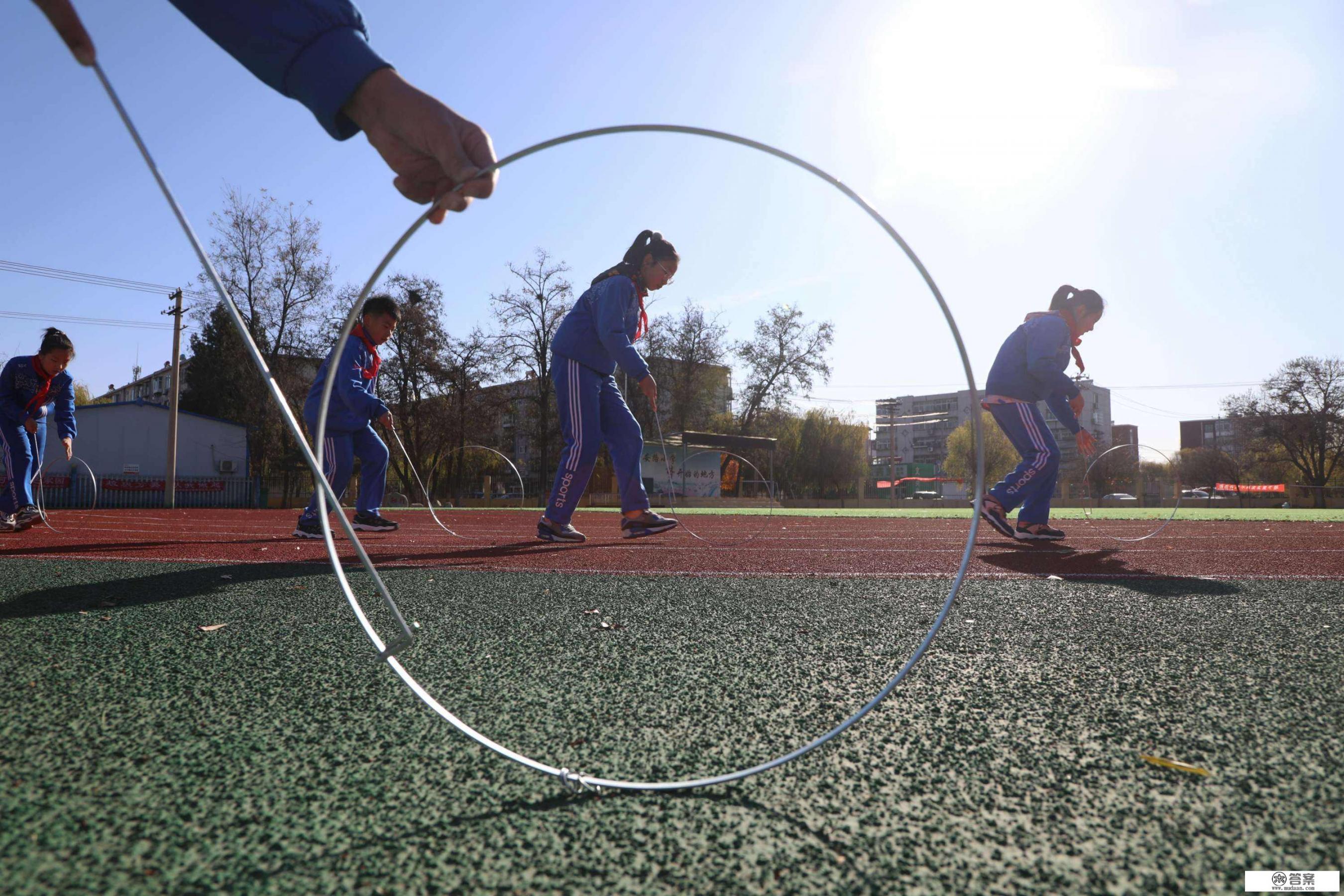 滚铁环游戏怎么玩？