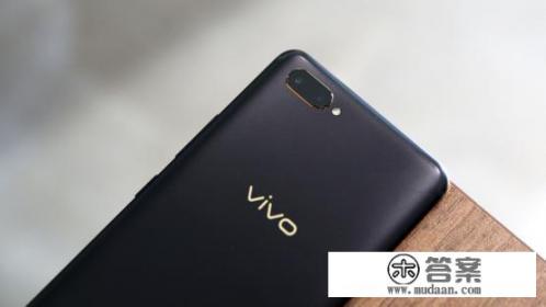 想买一款全面屏手机，vivoX20 Plus屏幕指纹版到底值不值得购买？