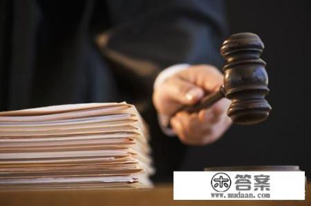 朋友欠了不同银行的信用卡和贷款被起诉,案件会合并处理吗？
