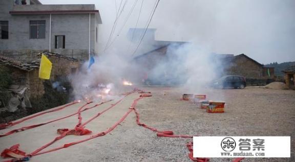 农村大年初一早上放过的鞭炮碎片，当天不能扫掉，你知道是为什么吗？