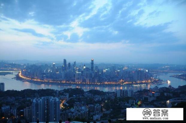 重庆出行怎么感觉老是爬坡上坎，好像都没有什么平坦的地方，地形很复杂吗，这是为什么？