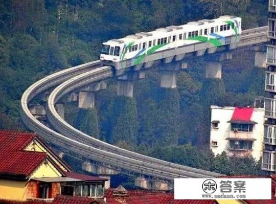 重庆出行怎么感觉老是爬坡上坎，好像都没有什么平坦的地方，地形很复杂吗，这是为什么？