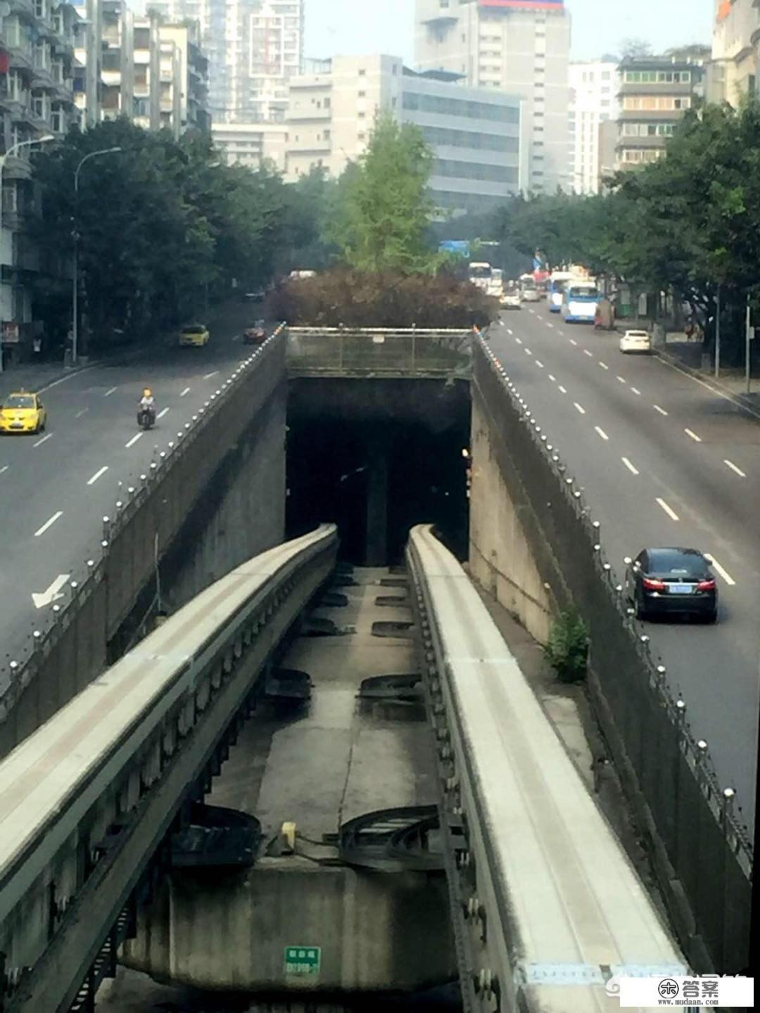 重庆出行怎么感觉老是爬坡上坎，好像都没有什么平坦的地方，地形很复杂吗，这是为什么？