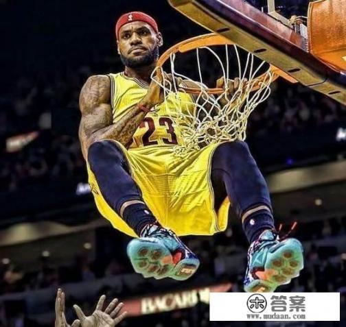 男主是体育生姓周的小说？