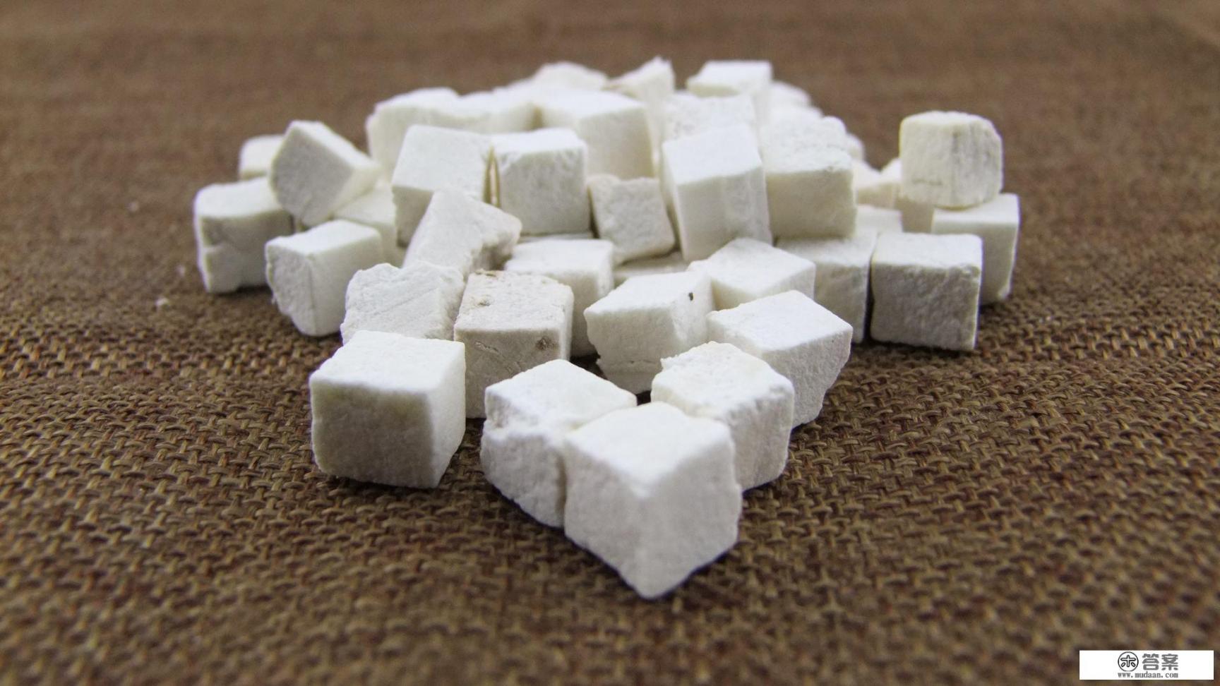 土茯苓、芡实、茯苓粒、薏米各有什么作用? 土茯苓、芡实、茯苓粒、薏米各有什么作用?