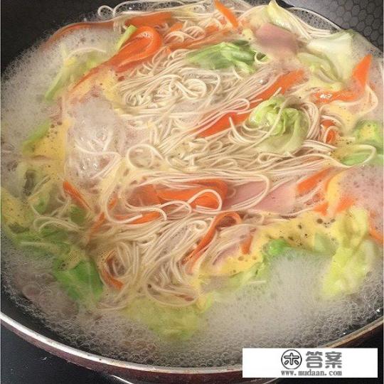 我开了家面馆生意很差，房租一年一万两口子每天起早贪黑，毛利润二三百，还有必要坚持吗？