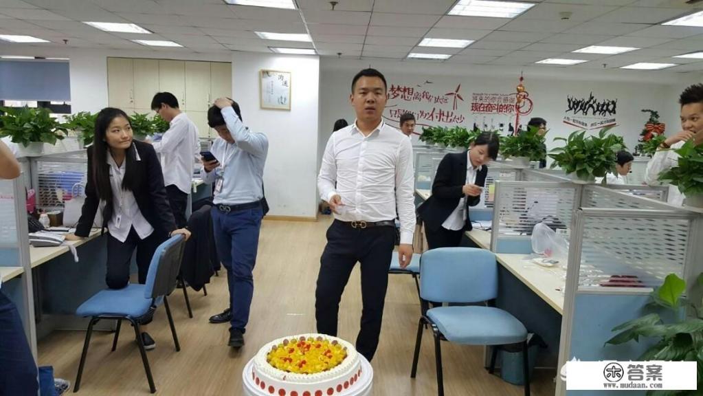 信用卡中心制卡管理岗具体是干什么？有没有前途。上班时间是怎么样的，累不累？（招行信用卡中心）？