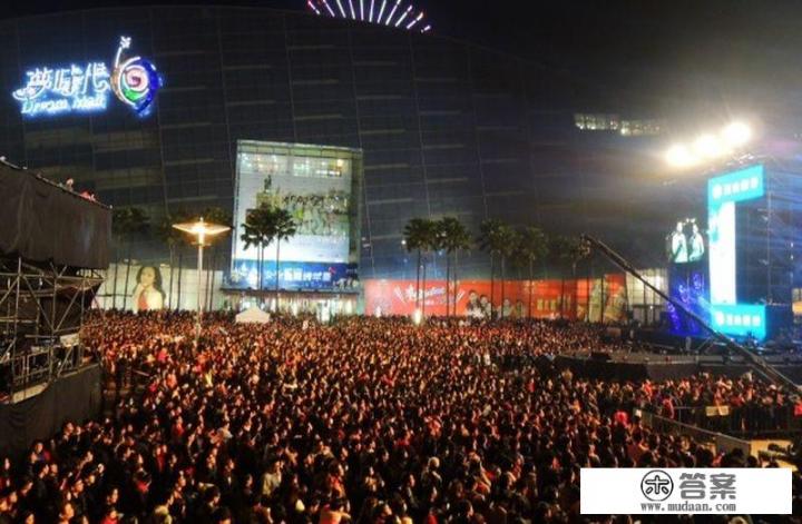 台北101大楼2018跨年烟火有多少人? 台北101大楼2018跨年烟火有多少人?