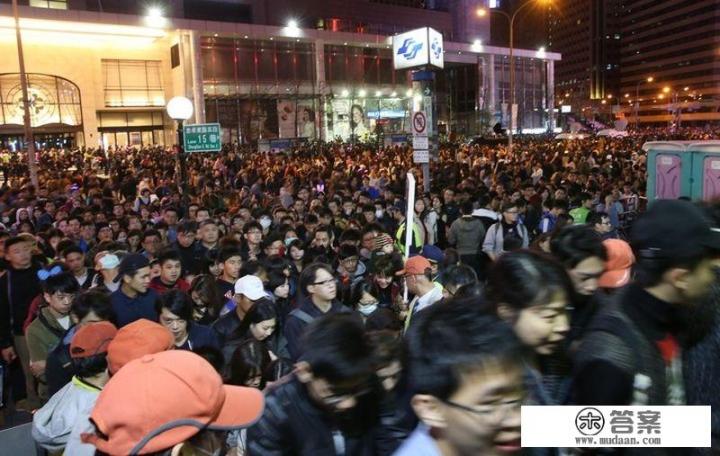 台北101大楼2018跨年烟火有多少人? 台北101大楼2018跨年烟火有多少人?