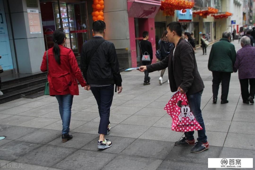 这歌词出自哪首歌？歌词是轻轻的风,轻轻的梦，轻轻的晨晨昏昏，淡淡的云，淡淡的泪，淡淡的年年岁岁？