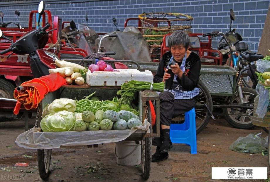 这歌词出自哪首歌？歌词是轻轻的风,轻轻的梦，轻轻的晨晨昏昏，淡淡的云，淡淡的泪，淡淡的年年岁岁？